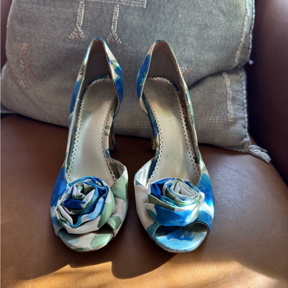 GORGEOUS high-heels with blue and green floral design!